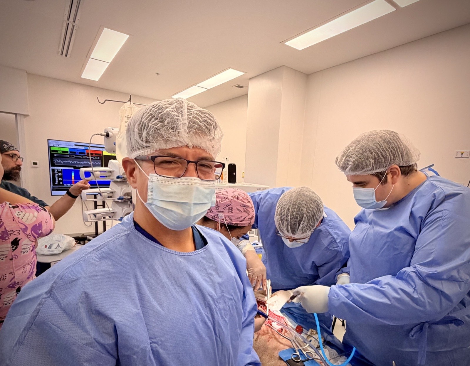 Taller práctico de monitoreo neurofisiológico intraoperatorio con el Dr. Adrián Zárate y cirujanos de columna